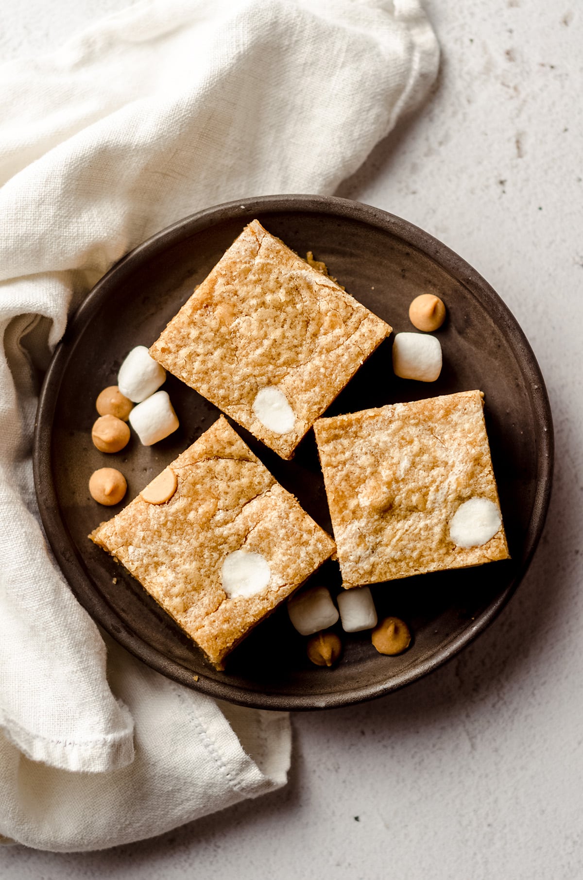 aerial photo of fluffernutter bars on a plate