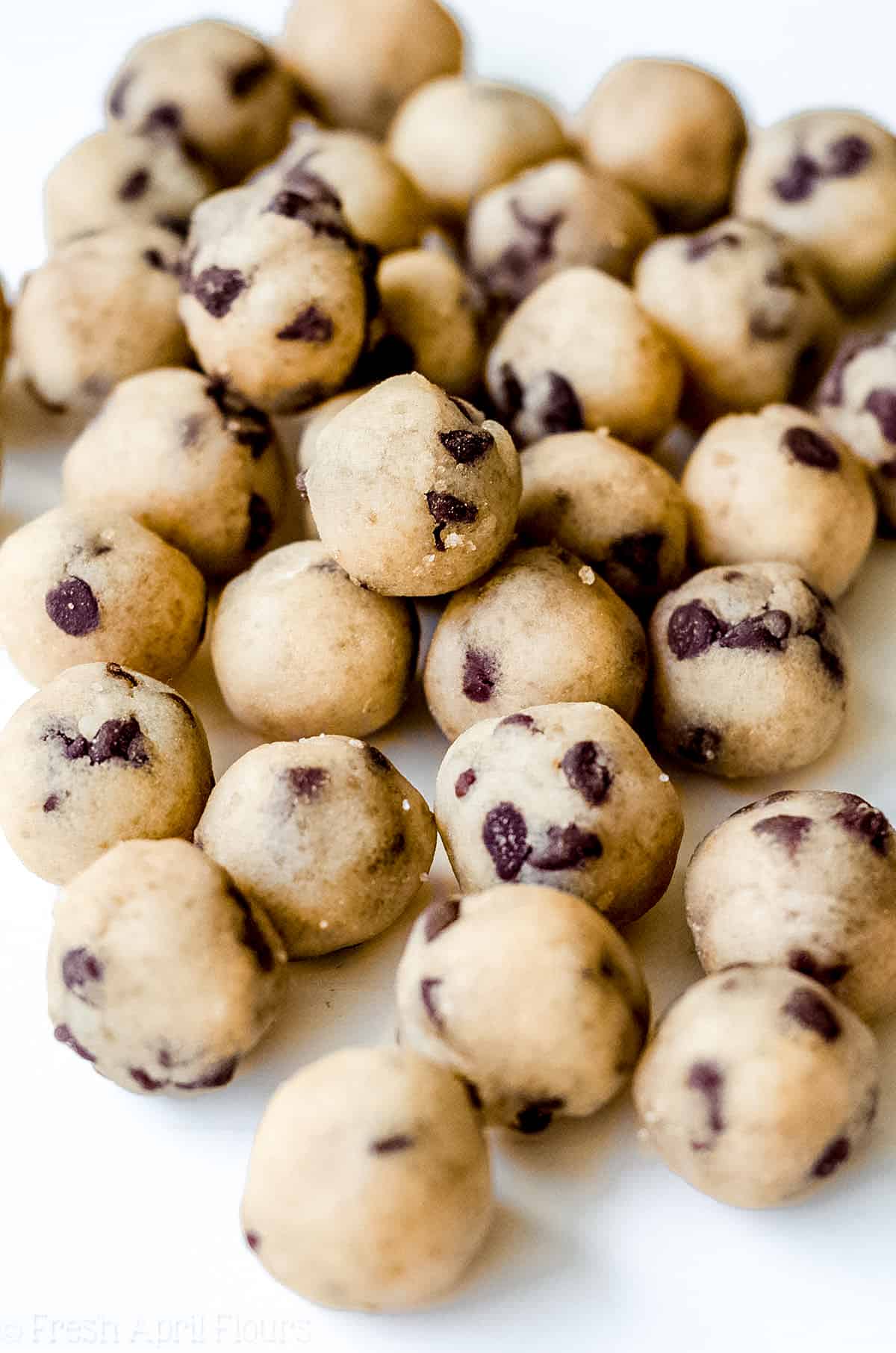 Safe to eat, eggless chocolate chip cookie dough rolled into a bite-size snack. You’re going to find it hard to stop nibbling! via @frshaprilflours