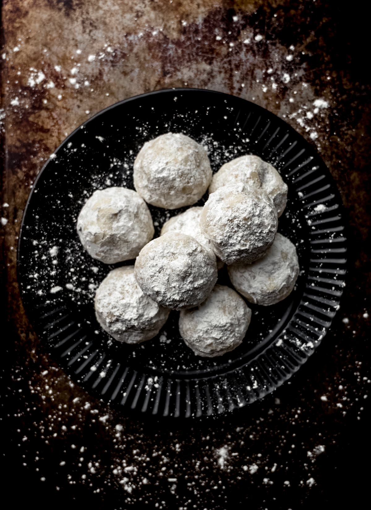 Aerial photo of a plate of snowball cookies.