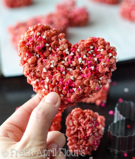 Red Velvet Rice Krispies Treats: Easy Rice Krispies treats made with red velvet cake mix. Perfect for your Valentine!