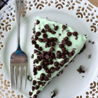 No Bake Mint Chocolate Chip Pie: Creamy, minty filling dotted with mini chocolate chips all on top of a crunchy mint Oreo cookie crust.