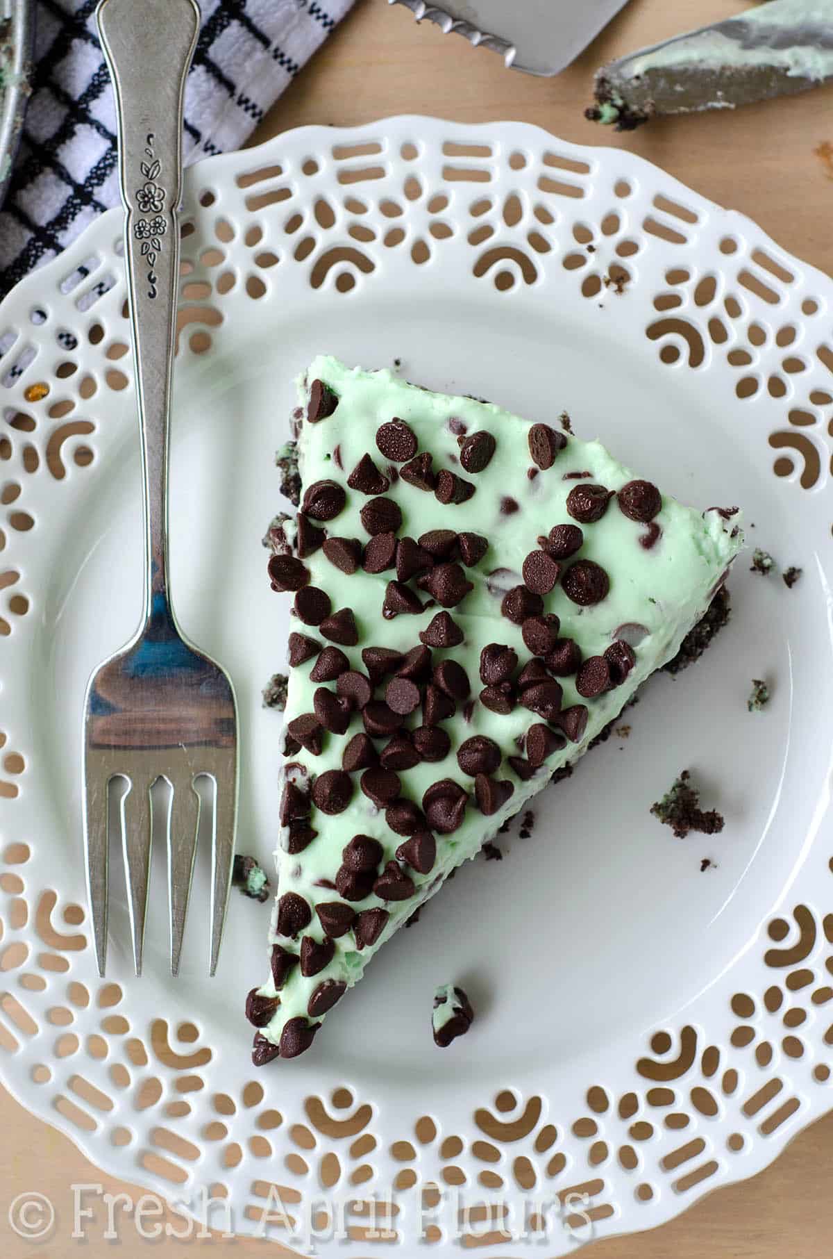 Creamy, minty filling dotted with mini chocolate chips all on top of a crunchy mint Oreo cookie crust. via @frshaprilflours