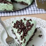 No Bake Mint Chocolate Chip Pie: Creamy, minty filling dotted with mini chocolate chips all on top of a crunchy mint Oreo cookie crust.
