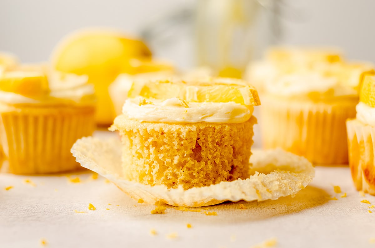 https://freshaprilflours.com/wp-content/uploads/2016/06/lemon-cupcakes-8.jpg