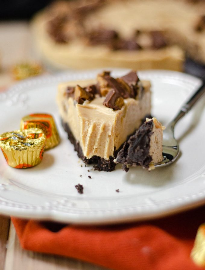 No Bake Peanut Butter Pie: A light and creamy peanut butter filling atop a crushed Oreo crust. The chopped peanut butter cups on top seal the deal for a perfect no bake pie!