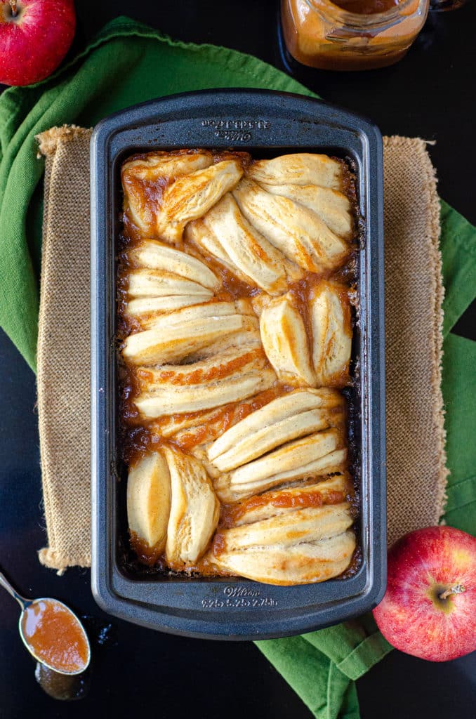 Apple Butter Pull-Apart Bread: Soft and fluffy pull-apart bread spiced with cinnamon and spread with homemade apple butter.