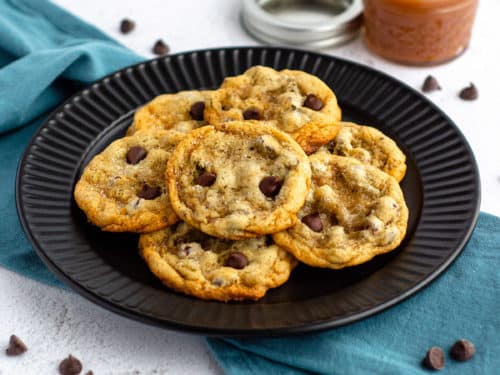 https://freshaprilflours.com/wp-content/uploads/2019/12/salted-caramel-chocolate-chip-cookies-6-500x375.jpg