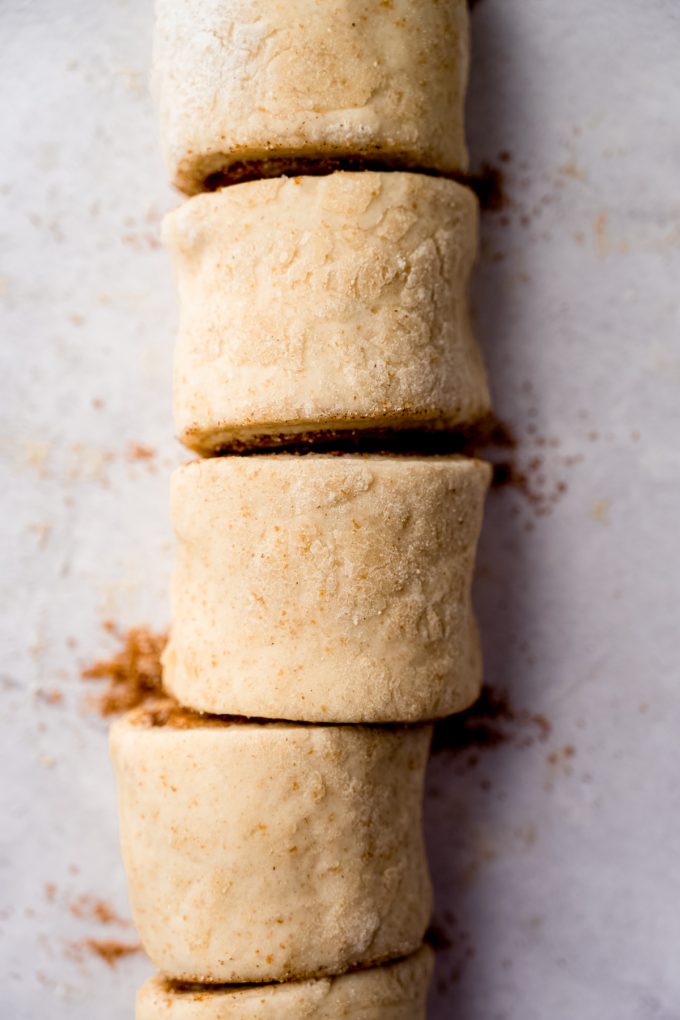 Aerial photo of a log of cinnamon rolls into individual rolls.