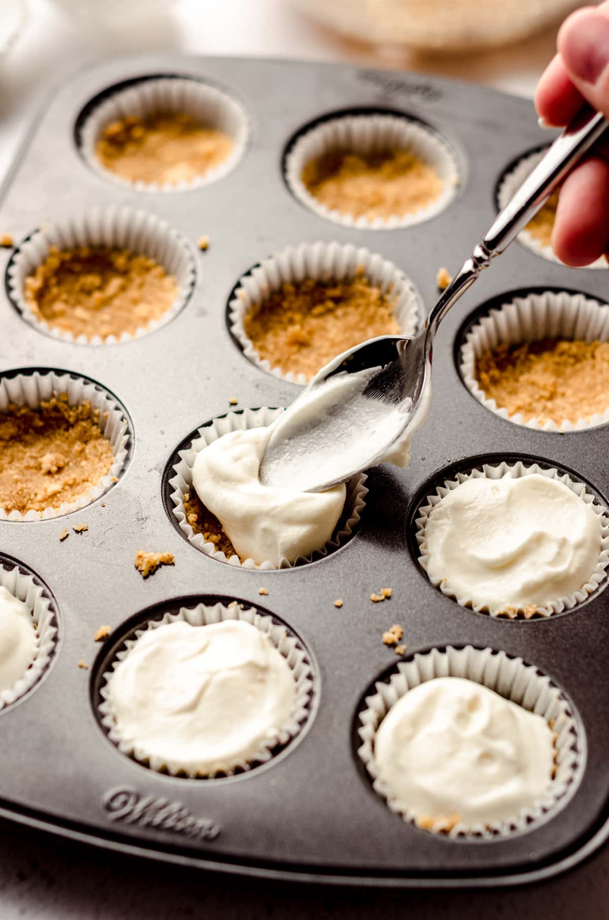 filling mini graham cracker crusts with no bake cheesecake filling