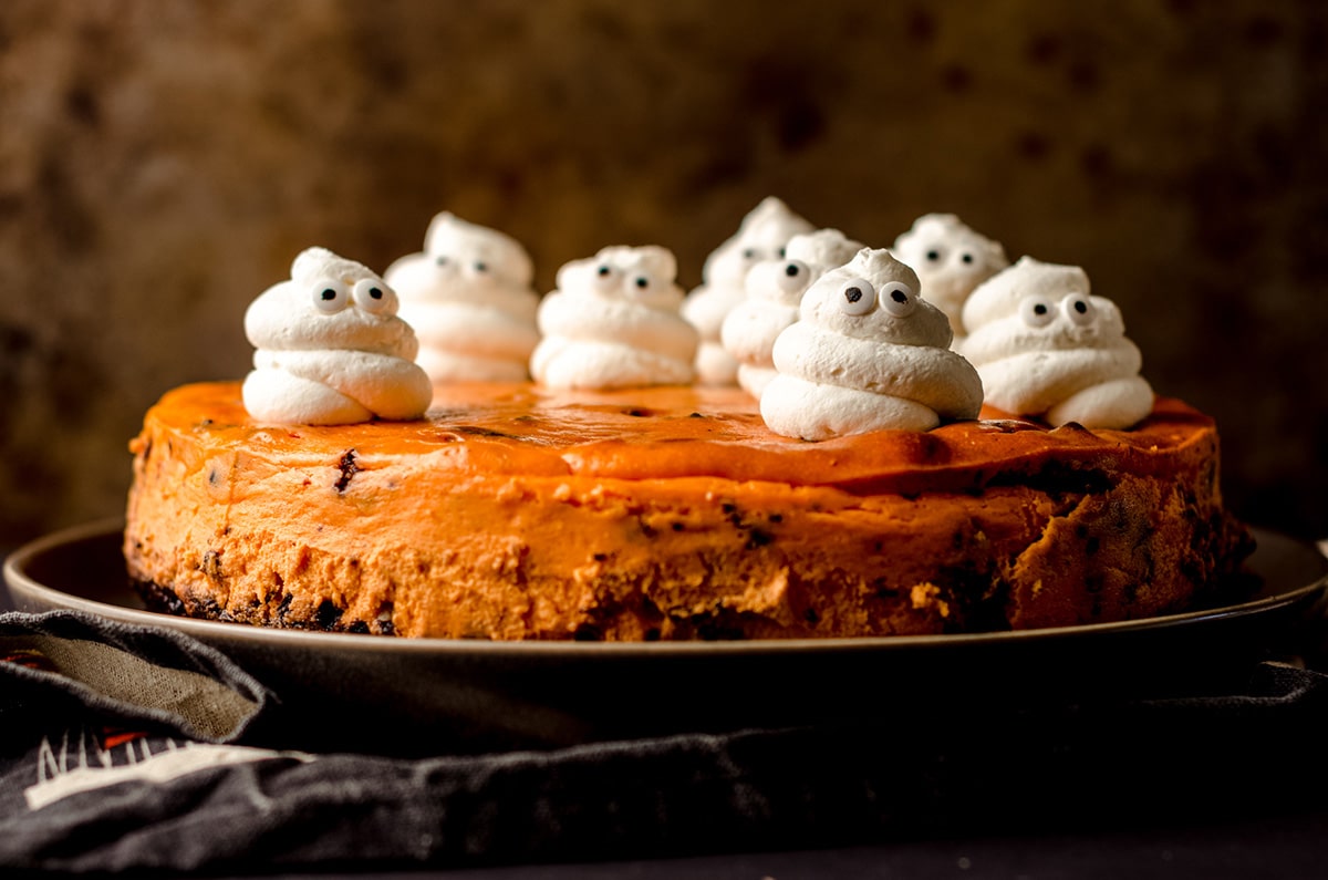 halloween cheesecake with whipped cream ghosts