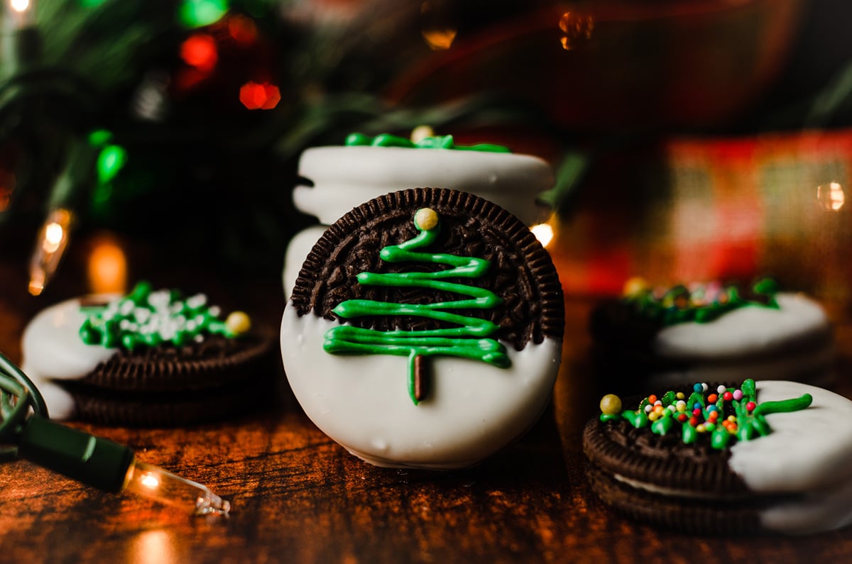 https://freshaprilflours.com/wp-content/uploads/2021/12/christmas-oreos-3.jpg