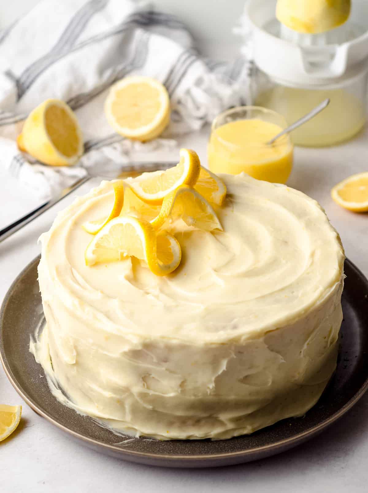 A lemon cake decorated with lemon slices.