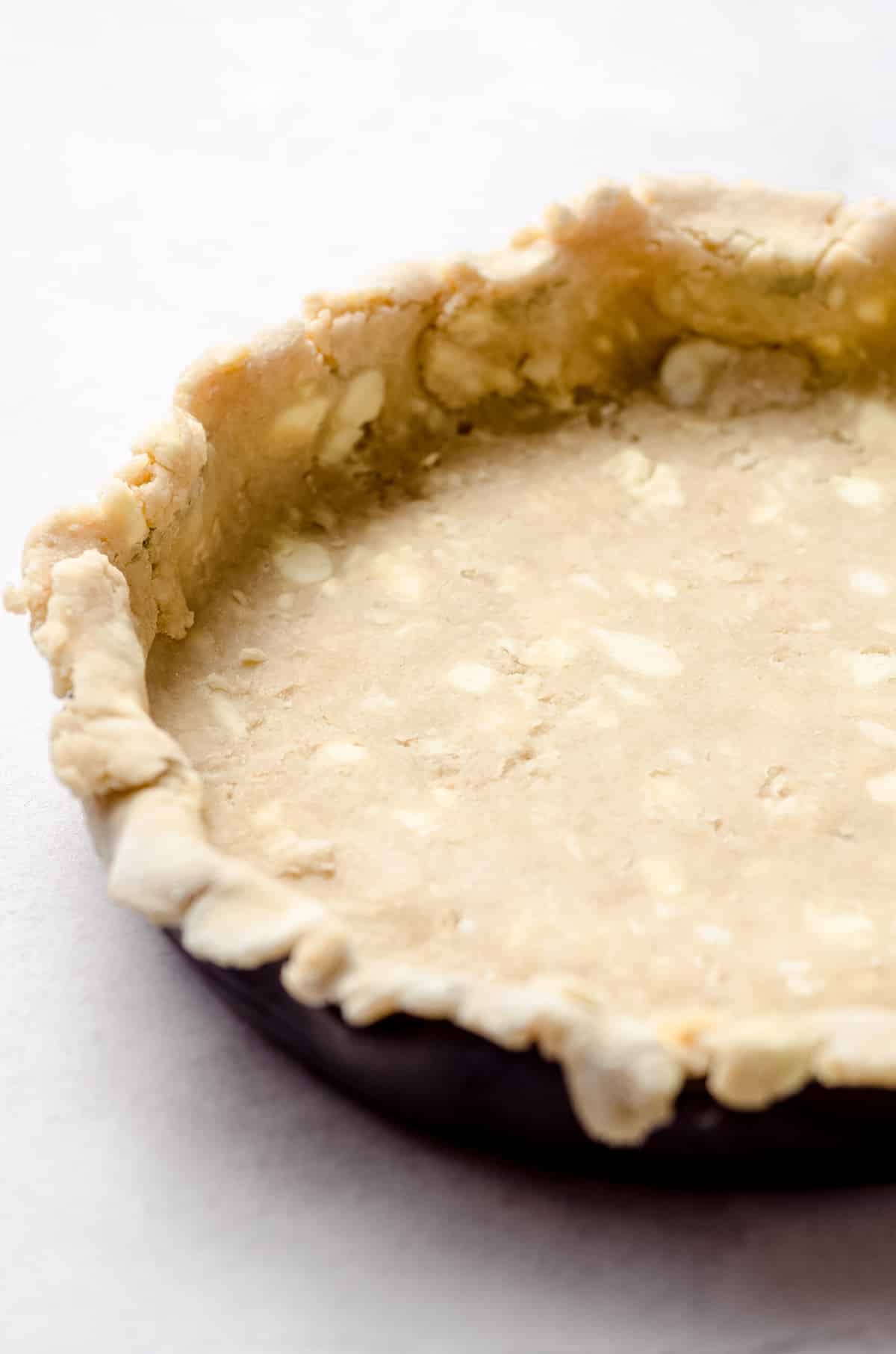 an unbaked pie shell in a pie palte