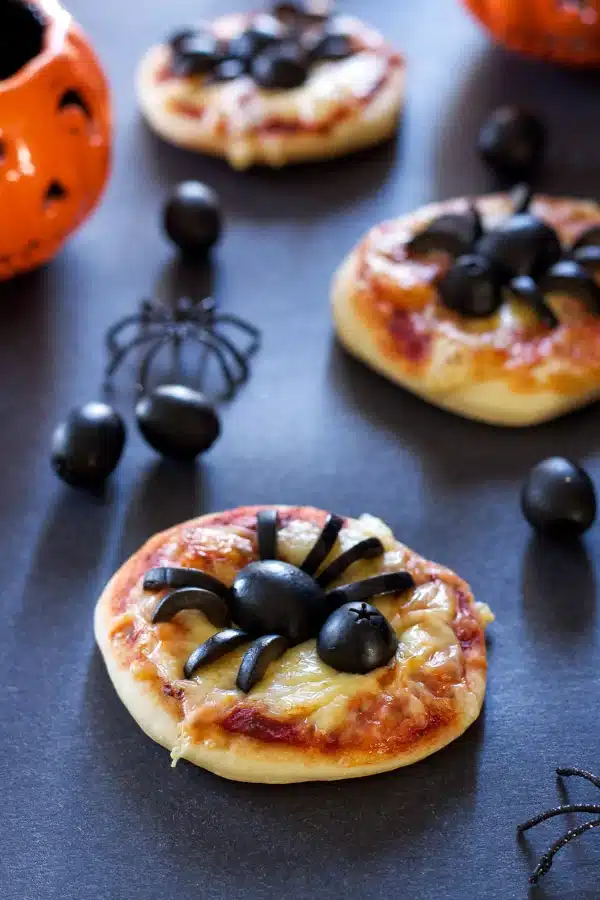 mini spider pizzas