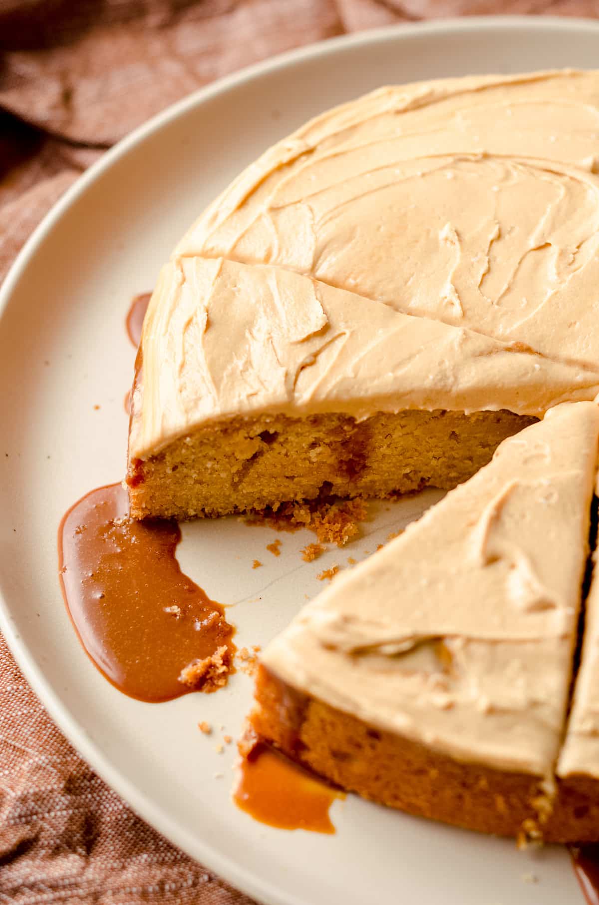 A cake with dulce de leche collecting around the plate.