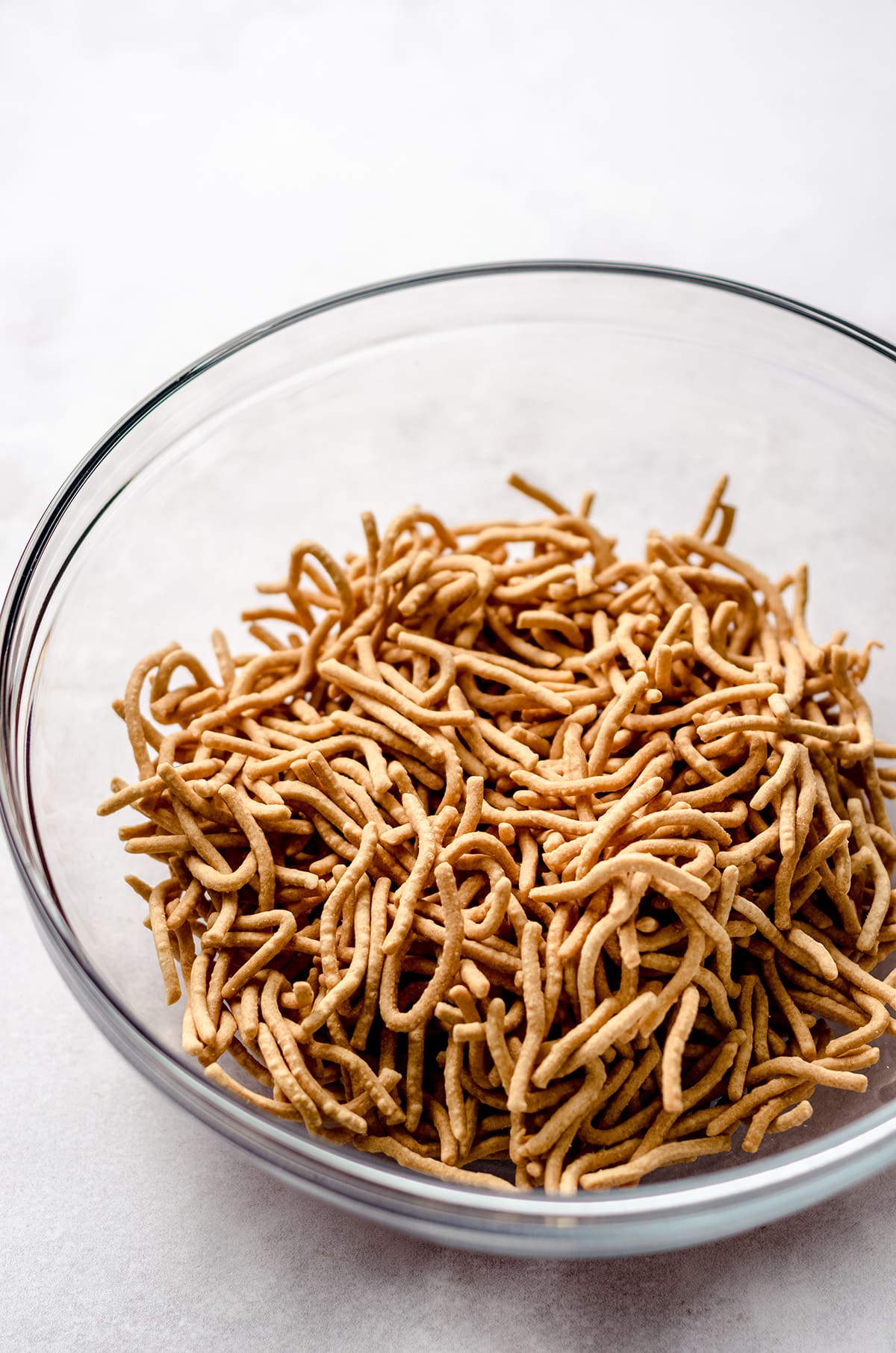 A bowl of chow mein noodles.