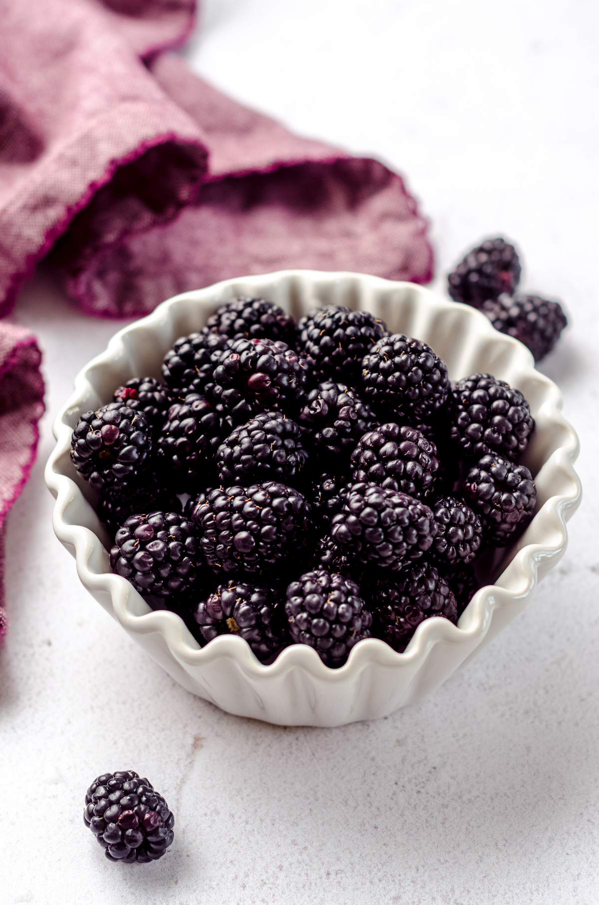 Fresh blackberries in a bowl.