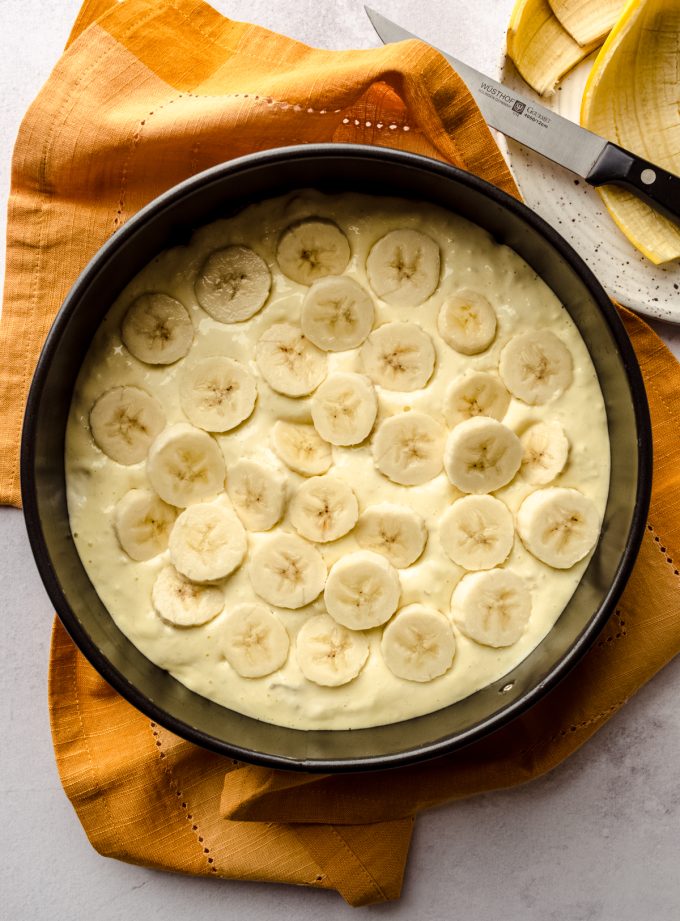 Aerial photo of the banana layer in a cheesecake.