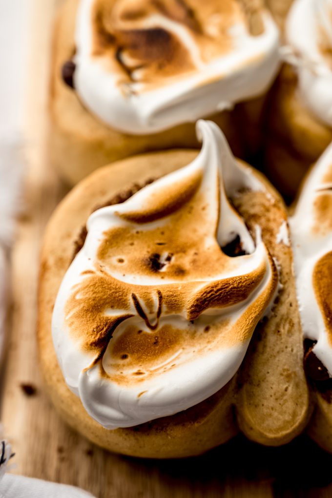 S'mores cinnamon rolls in a surface.